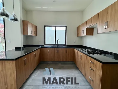 Casa En Venta En Coto Privado De 4 Recámaras Con Alberca Zona Norte De Colima