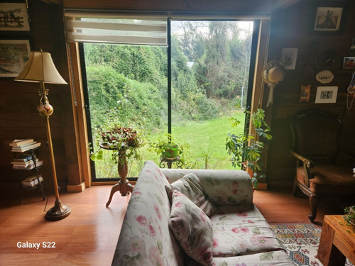 Vende Parcela Con 3 Casas. Sector Los Cisnes