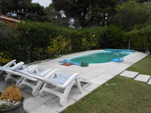 Hermosa Propiedad En Venta En Barrio Resindencial Cantegril Punta Del Este-ref:3909