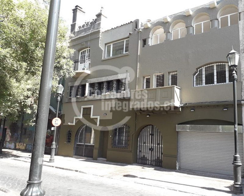 Casa En Venta De 15 Dorm. En Santiago