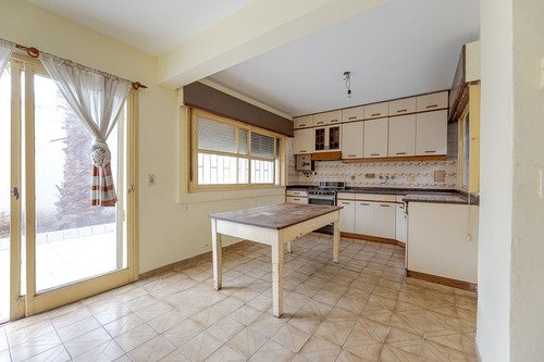 Alquiler Casa Pasillo De 3 Dormitorios- Tiro Suizo