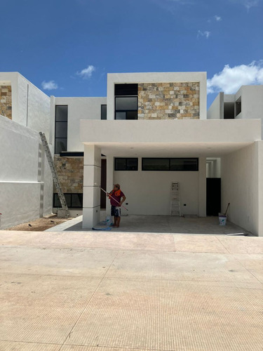 Casa En Venta De 4 Recámaras Al Norte De Merida