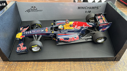 F1 Red Bull S Vettel Campeon 2011 Minichamps 1:18 Rb7 Azul (Usado)