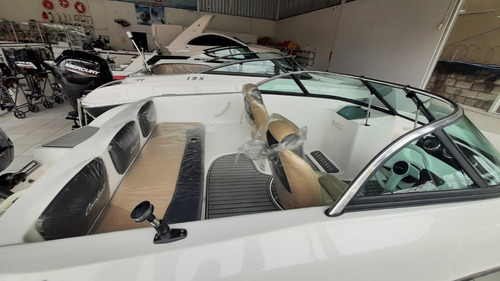 Imagem 9 de 16 de Lancha Ventura 180 + Mercury 100hp + Encalhe + Montagem