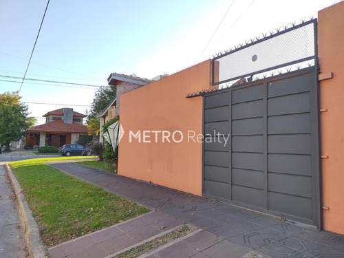 Casa En Venta 4 Ambientes Con Cochera Y Jardin En Bernal Centro