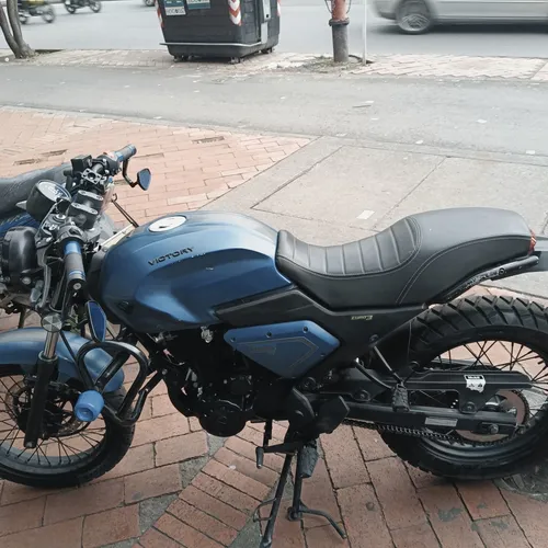 Víctory Bomper 150 De Color Azul Mate Modelo 2023