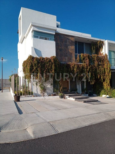 Casa En Venta En Santa Fe Juriquilla