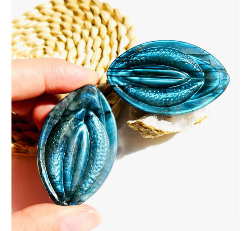Un Labrador, La Fuente De La Vida: Blue Brilliance Moonstone