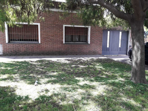 Casa Con Departamento Sobre Av. Sarmiento