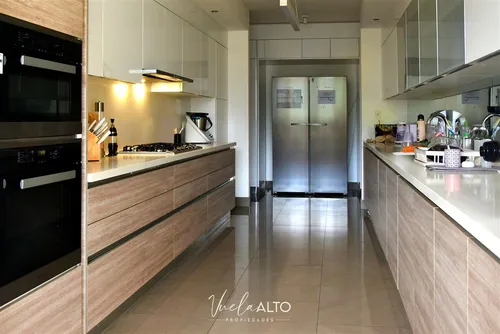 Departamento En Venta De 4 Dorm. En Lo Barnechea / 3 Estac.