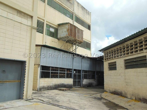 Edificio Industrial Con Mucho Potencial En Venta En La Yaguara Smb 24-10718 Yy