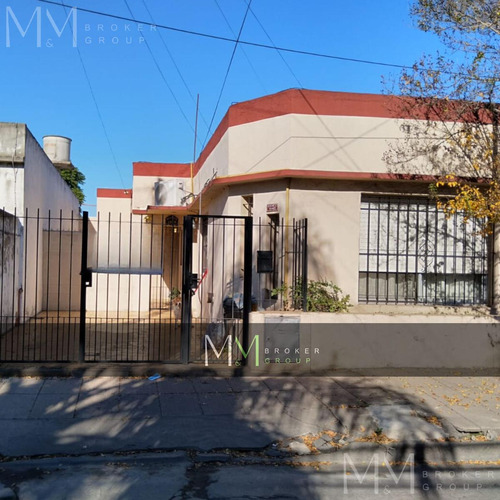 Casa En Venta Con Garaje Y Patios Amplios En Merlo Norte