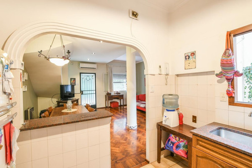 Casa De Pasillo En Venta De 4 Dormitorios Con Parrillero Y Cochera Centro