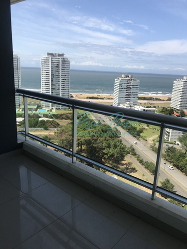 Apartamento En Torre One Ii. Al Frente. Unidad De 1 Dormitorio En Punta Del Este 