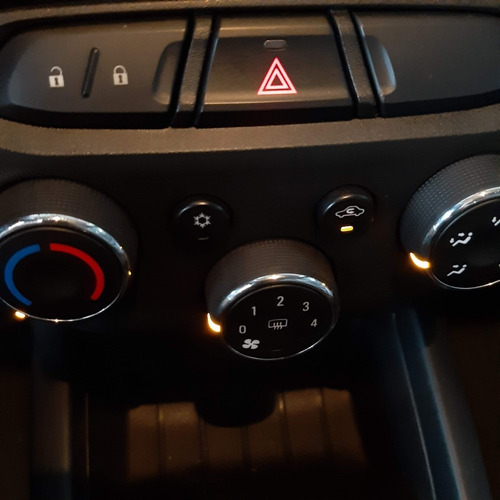 Chevrolet Onix 2014 Completo Mais Ar Condicionado