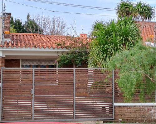 Casa En Venta De Tres Dormitorios Dos Baños Cochera Y Fondo