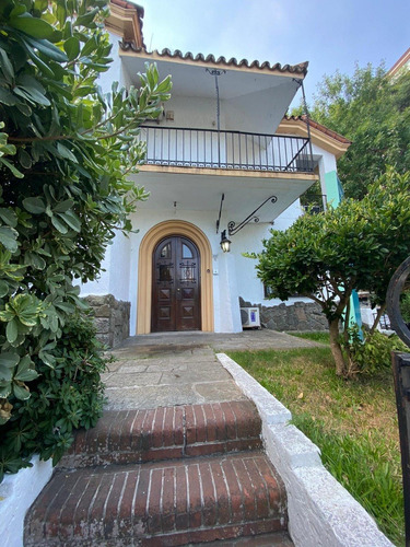 Imagen 2 de 28 de Alquiler De Espectacular Casa De Dos Pisos, En Bulevar España.