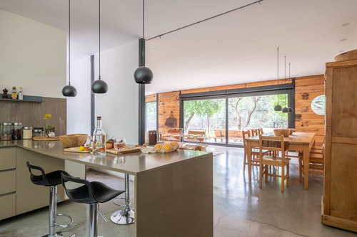 Casa Con Un Diseño Único Y Amplios Espacios