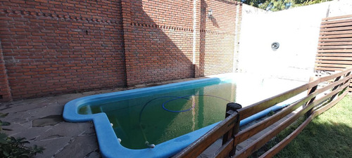 Chalet En Venta De 6 Ambientes Con Jardín, Piscina Y Cochera