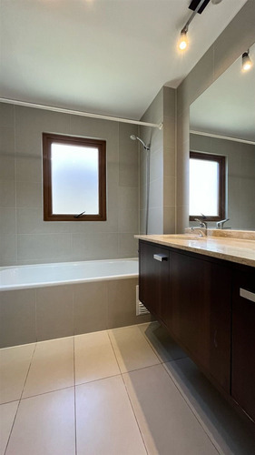 Casa En Venta 4d, Chicureo, Colegio Pedregal Y San Anselmo.