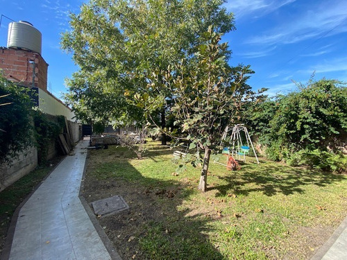 Imagen 3 de 9 de Venta- Casa 3 Ambientes Con Jardin Y Cochera