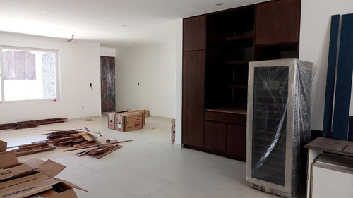 Preciosa Residencia En Misión San Jerónimo, 5 Habitaciones, Sótano, 6.5 Baños..