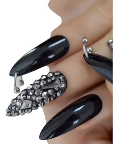 Uñas Press On Stiletto Góticas Negras Con Piercing | Cuotas sin interés