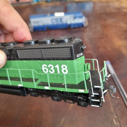 Imagem 4 de 8 de Locomotiva Ho Emd Sd40 Bn 6318 Athearn Rtr 8,7 Polegadas / 2
