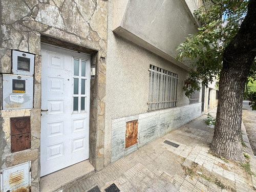 Venta - Casa Interna De Tres Dormitorios Con Patio. Rosario, Barrio Luis Agote