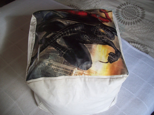 Imagen 5 de 9 de Puff Almohadon Vinilico Cuadrado Del Hombre Araña