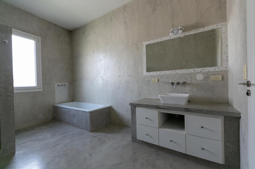 Venta Casa De 4 Ambientes Ubicada En Country Terravista, Zona Oeste.