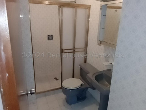 Amplio Y Fresco Apartamento Para Remodelar A Su Gusto En Prados Del Este En Venta