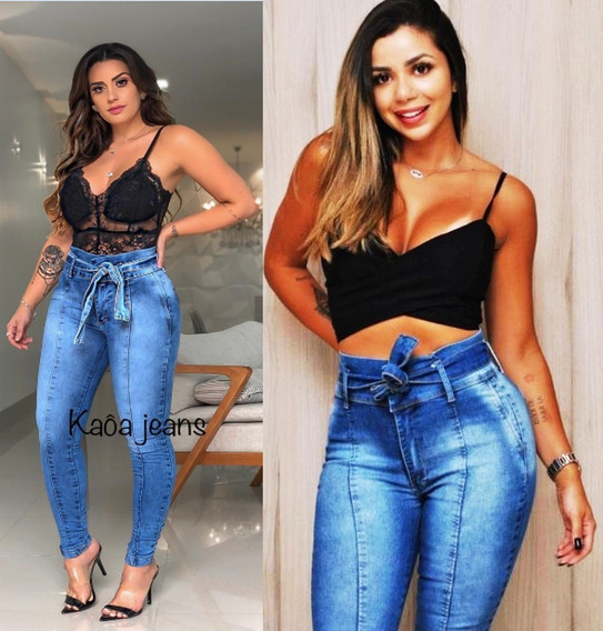 calça jeans amarrada na cintura