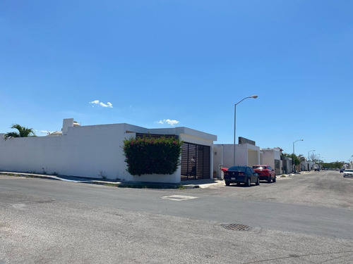 ¡casa Amueblada En Esquina Con Paneles Solares En Las Américas, Mérida!