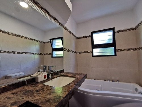 Casa En Venta De 3 Dormitorios En Shangrila