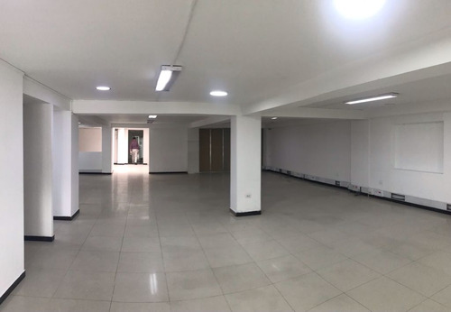 Edificio - Oficinas Comercial, Salud En Arriendo Normandia,  Bogotá 