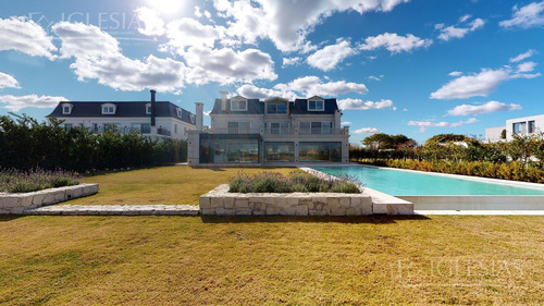 Imagen 7 de 30 de Tour 360º - Casa Al Lago - Barrio El Golf, Nordelta