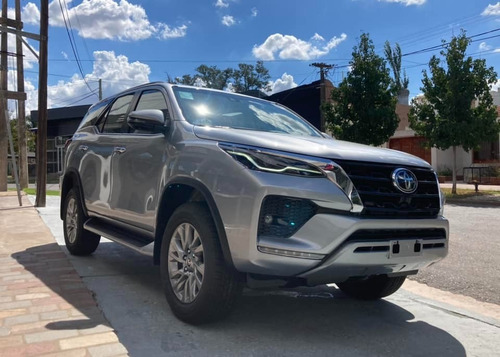 Imagen 8 de 17 de Toyota Sw4 2.8 Tdi 6 A/t 7 Asientos Srx 4x4 0km My2023