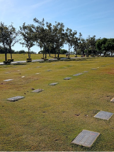 Terreno/jazigo Com 3 Gavetas No Cemitério Das Aléias