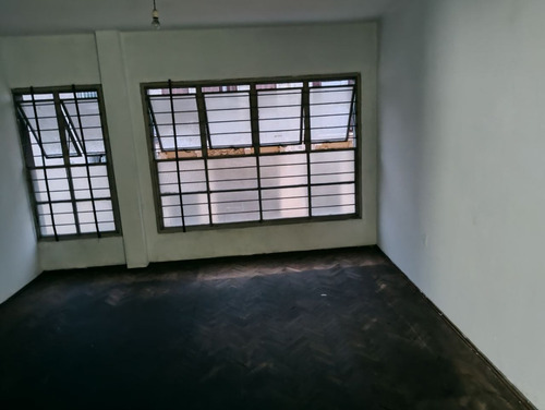 Mas Barato Que Un Auto, Apartamento Con Destino Exclusivo A Estudio- Comercio, Baño De Uso Común Con Otra Unidad.