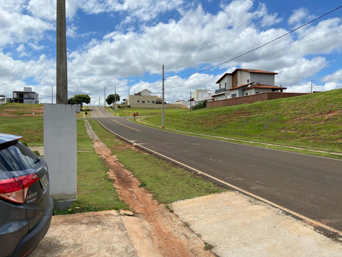 Lindo Lote De 450 M2 No Asfalto Em Loteamento Fechado Com Portaria 24hs, Clube, Mercado, Lago.