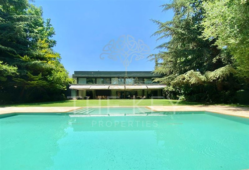 Casa En Venta De 1.300m2. Las Condes