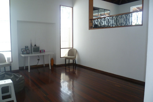 Imagen 2 de 14 de Venta Amplia Y Cómoda Casa De 1.199mts. Cumbres De Curumo En Calle Cerrada