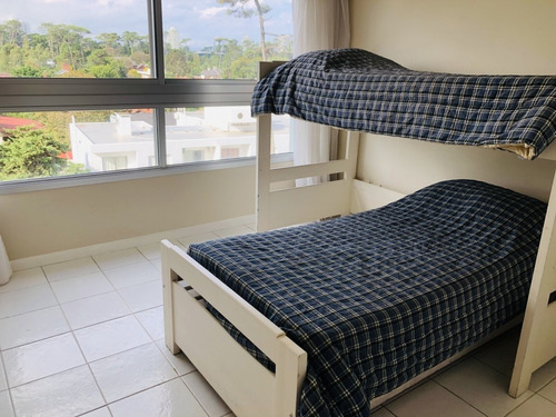 Apartamento En Mansa - Punta Del Este En Alquiler Anual- Ref: 1816