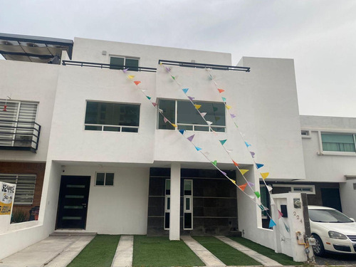 Casa En Venta A Pie De Calle En Residencial El Refugio, Querétaro