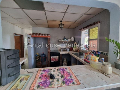 María Valera Te Ofrece En Zona Norte Casa En Venta, Agua Constante, Cantv, Internet, Fácil Acceso Al Trnasporte Público O Particular, Cerca A Centros Médicos, Educativos, De Seguridad, Comercial.