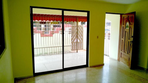 Alquilo Casa Sola En Residencial Cerrado, Del Ens. Alma Rosa Ii, Santo Domingo Este.