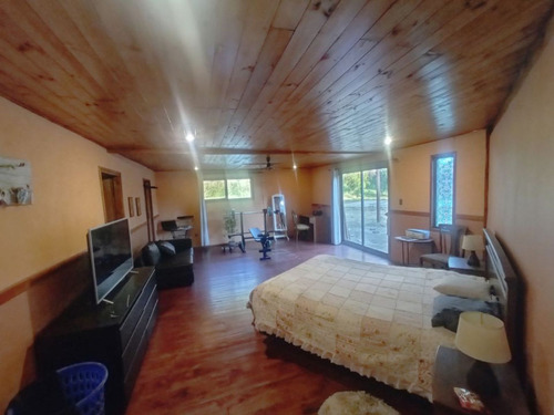 Casa De Campo Con Terreno En Venta - Potencial Comercial - D