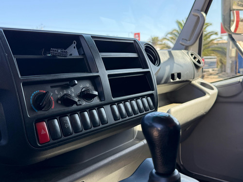 2017 Camión Hino Xzu 8.5 Sl Con Furgon Cerrado Y Plataforma