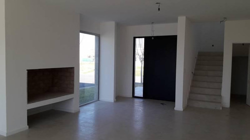 Imagen 3 de 14 de Casa En Venta ; Excelente Diseño Moderno, Desarrollada En Dos Planta Sobre Lote En Esquina